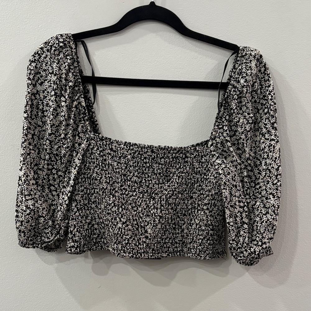 Forever 21 Black & White Ditzy Floral Cropped Blouse